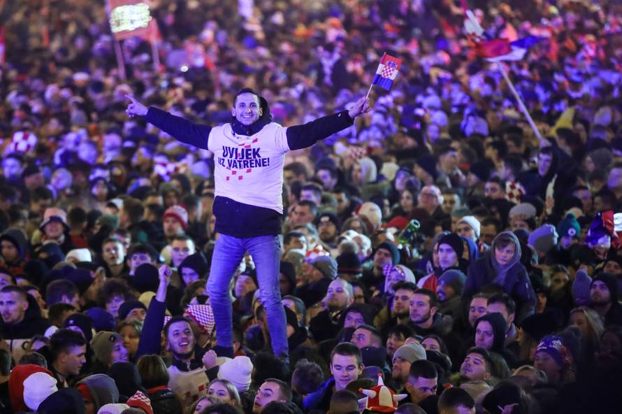 Prava ludnica vlada na Jelačićevom trgu, Vatreni krenuli prema Trgu