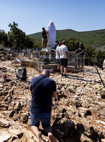 Me&dstrok;ugorje: Oskvrnut Gospin kip na brdu ukazanja