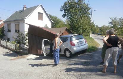 Zagreb: Prebrzo vozio pa se zaletio u susjedovu garažu 