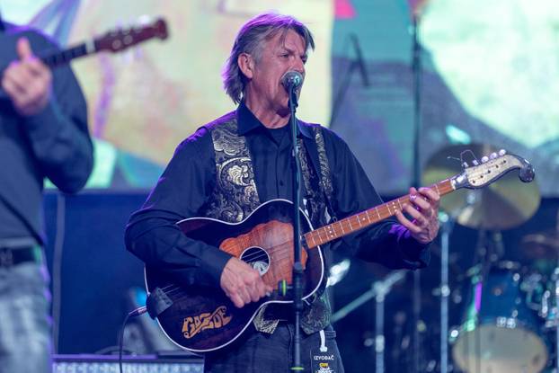 Županja: 13. božićni koncert Opće Opasnosti i prijatelja