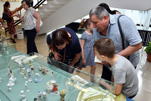 Krhka ljepota porculana: Divni komadi na izložbi u Sl. Brodu