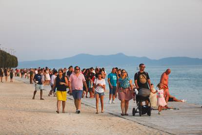 Turisti u Zadru uživaju u jednom od najljepših zalazaka sunca na svijetu