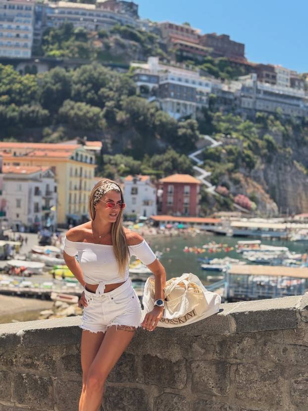 FOTO Prvu damu Hajduk TV-a ni gips nije zaustavio u teretani