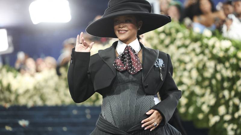 Kakvo iznenađenje na Met Gali: Rihanna otkrila da je trudna! 21 2025 05 06t021854z 1653084452 hp1el5606ffop rtrmadp 3 usa met ball