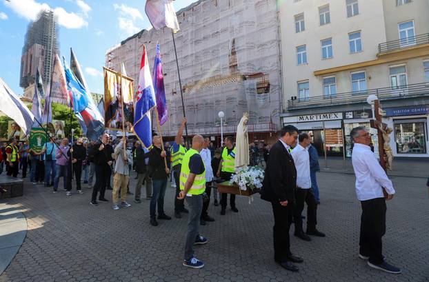 Zagreb: Molitelji na glavnom gradskom trgu