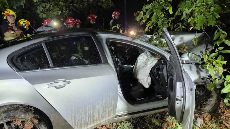 Policija objavila detalje nesreće kod Osijeka: Mladić (20) poginuo nakon udara u stablo