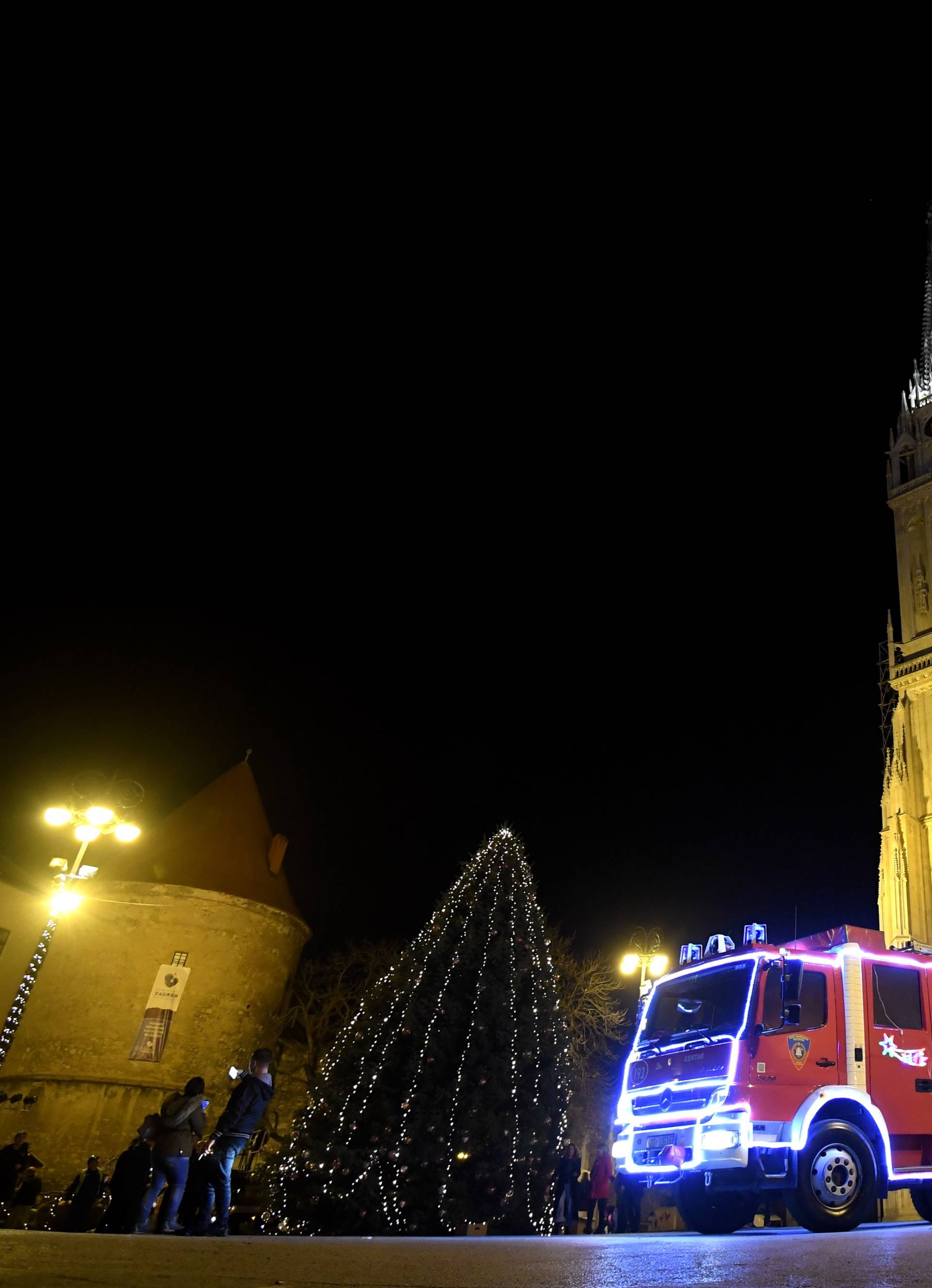 Zagreb: Vatrogasci s kamionom ukrašenim lampicama educirali građane o opasnostima
