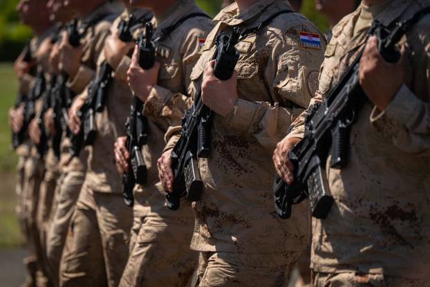 Velika Gorica: Uvježbavanje pješačkih postroja Hrvatske vojske za svečani vojni mimohod