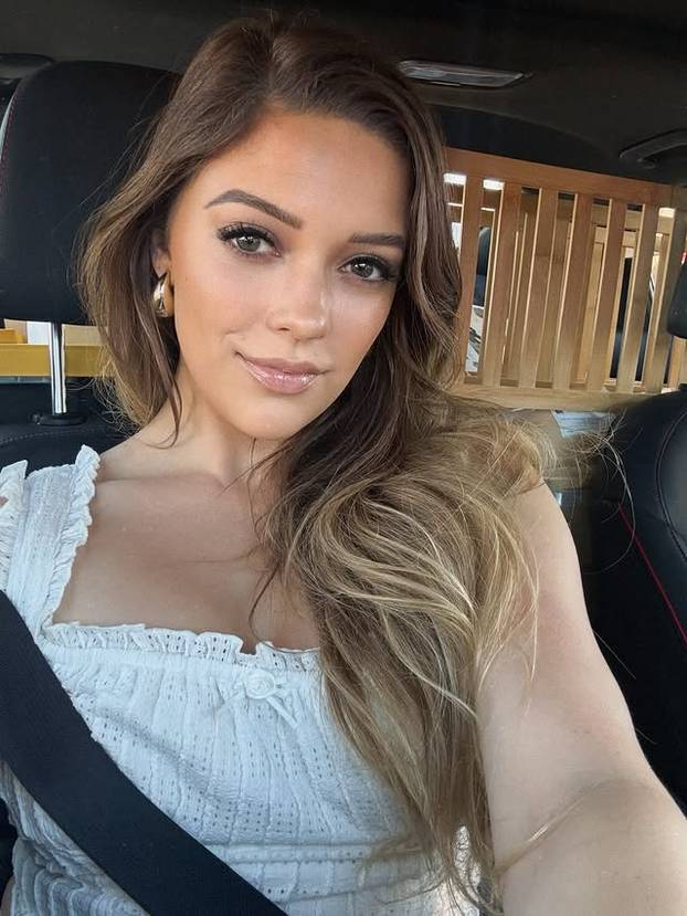 FOTO Ovo je najseksi pekarica koju ćete danas vidjeti: Mijesi tijesto i osvaja izgledom