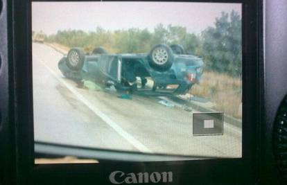 Na cesti pokraj Knina na krov se prevrnuo Audi A3