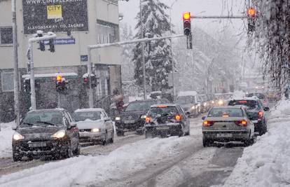 Snijeg iznenadio gradove: Ima ga u Zagrebu, Slatini, Sisku...