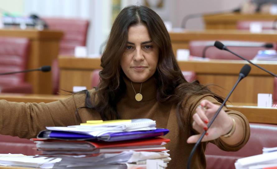 Zagreb: Tiskani materijali joÅ¡ jednom pobijedili tablete na saborskim klupama