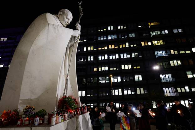 Pope Francis continues treatment for a respiratory tract infection at Gemelli hospital