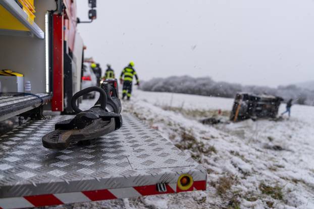 Otočac: Vatrogasci izvukli osobu koja je teretnim vozilom sletjela s ceste