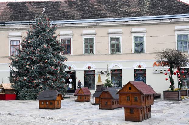 Sisak: Maketa posavskog sela ukrašava prostor kod božićnog drveta