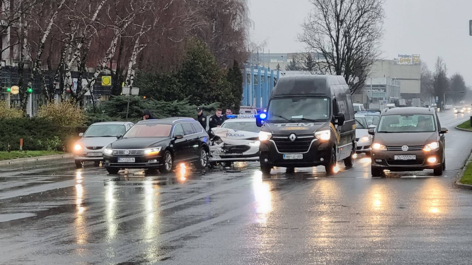 VIDEO Kod Velesajma razbijen policijski auto, čitatelj 24sata: 'Vidio sam trenutak nesreće'