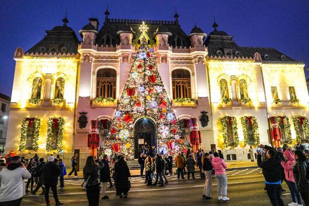 FOTO Najbolji i najraskošniji u Europi! Pogledajte kako izgleda čarobni Advent u Rumunjskoj