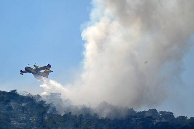 FOTO Kanaderi cijeli dan u akciji: Pogledajte kako gase požare diljem Dalmacije