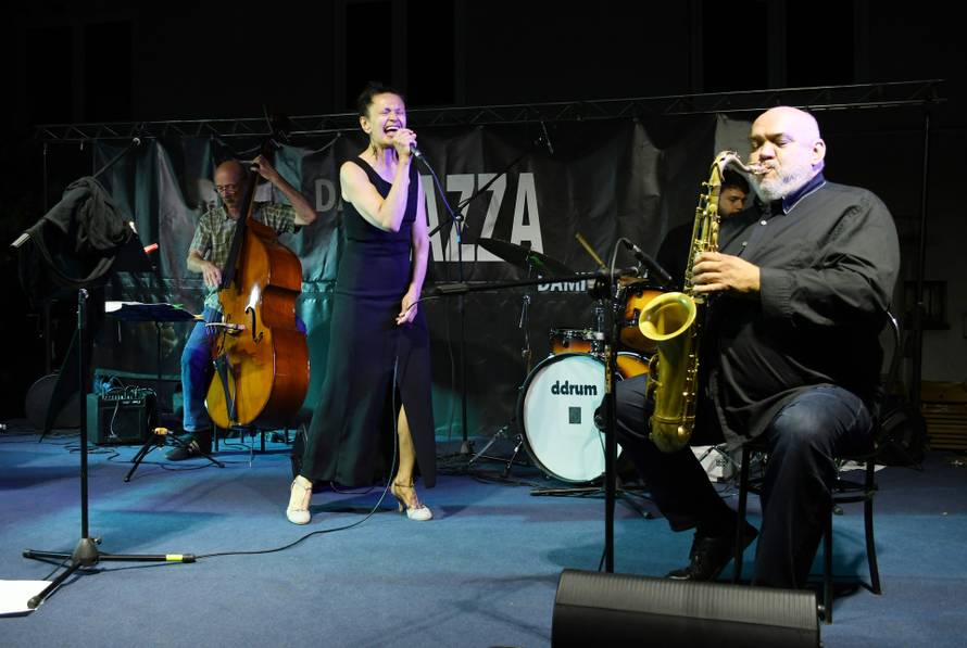 Sisak: Jasna Bilušić sa svojim bendom 'New Deal' nastupila na Danima jazza