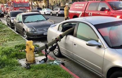 Vatrogasci provukli crijevo za vodu kroz prozor automobila