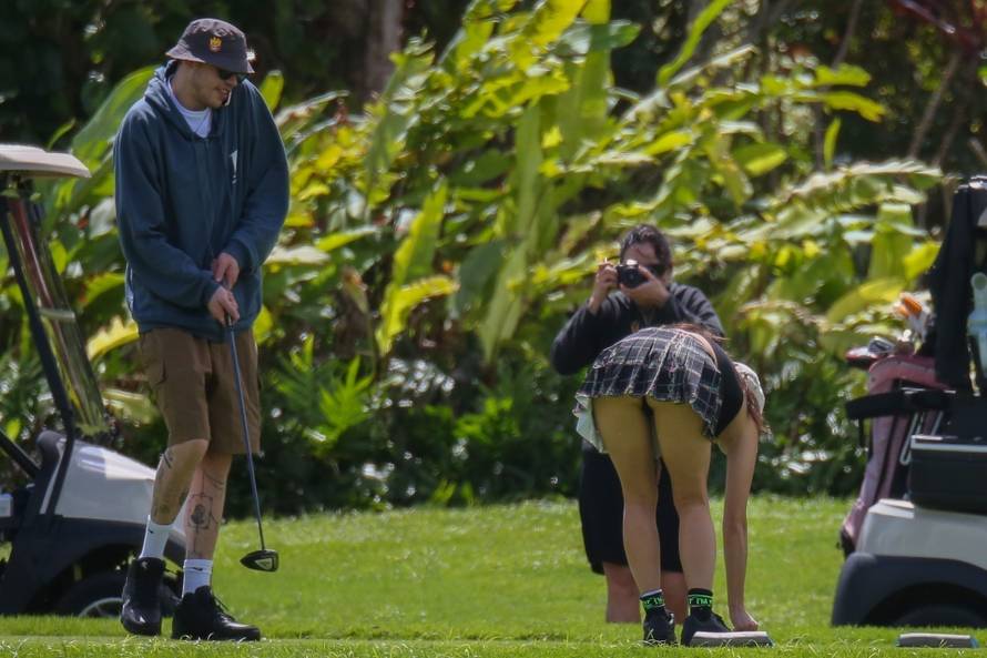 *PREMIUM-EXCLUSIVE* Pete Davidson is seen showing much PDA, quashing rumors about him and Ice Spice's dating rumors!!! Which has the internet alight.