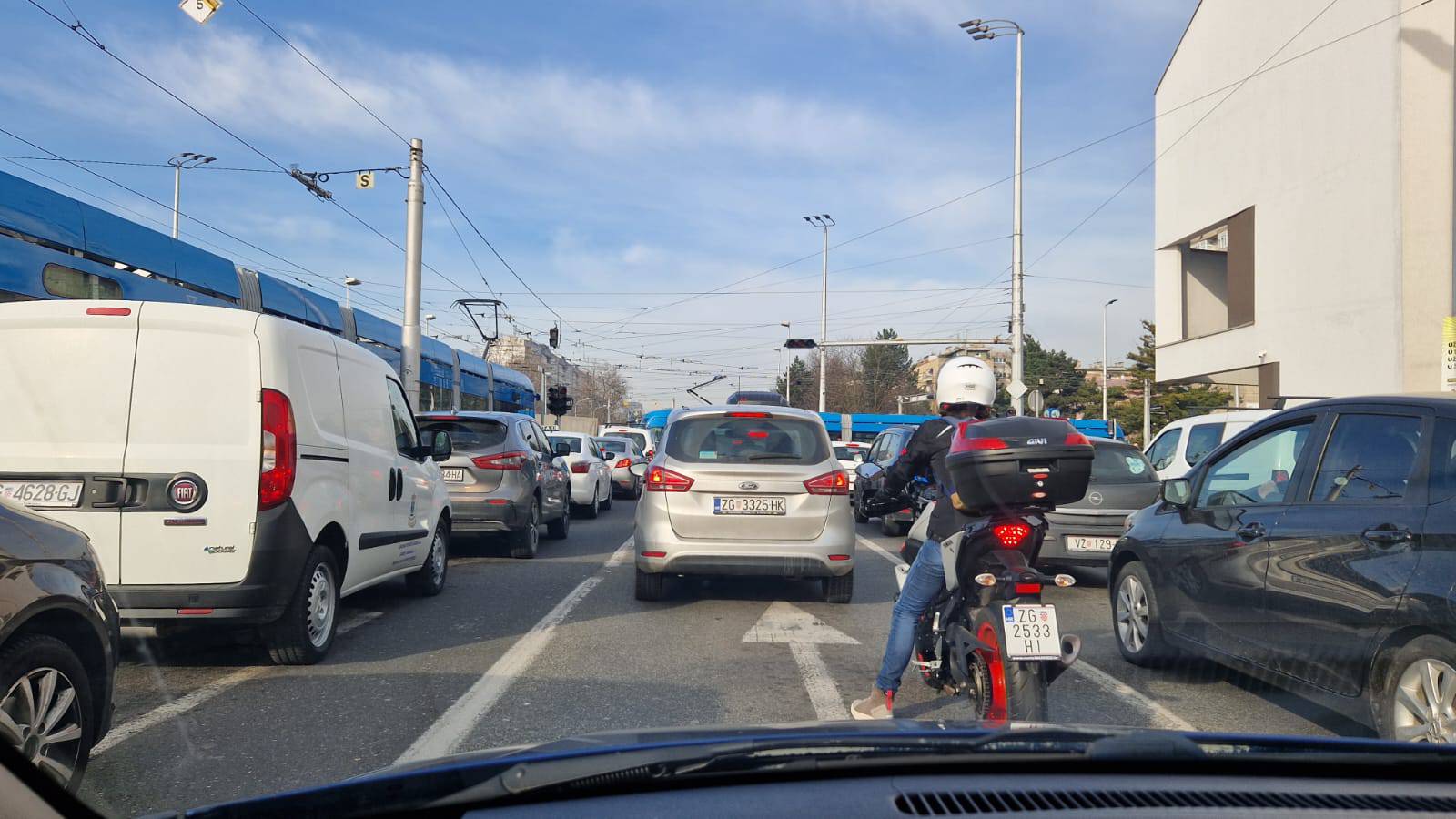 Ovo je jedno od najprometnijih križanja u Zagrebu. Semafori ne rade: 'Obavijestili smo policiju'