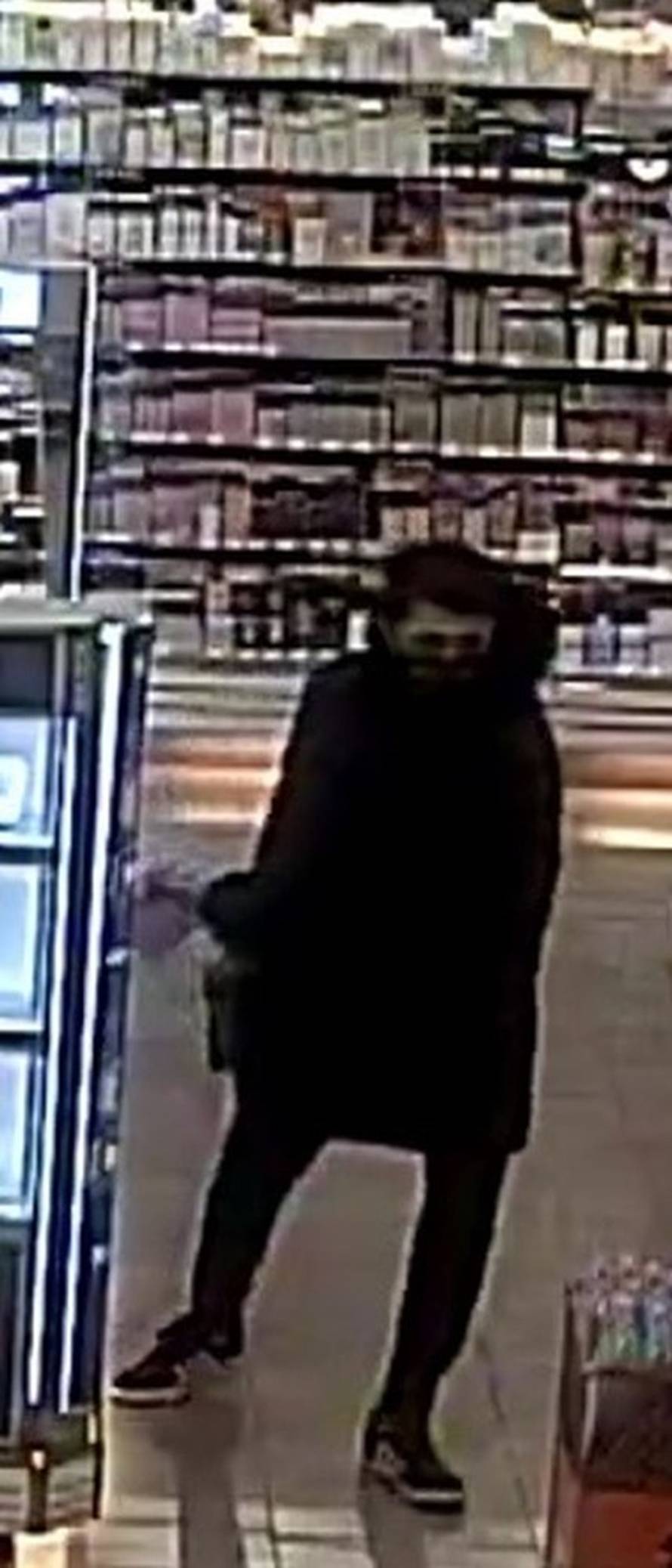 Ako prepoznate ljude na ovim fotkama, odmah zovite policiju