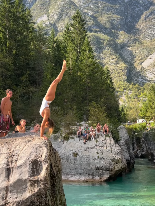 FOTO Mama Renata 'bacila se' na Žanamari: Ovako ju masira