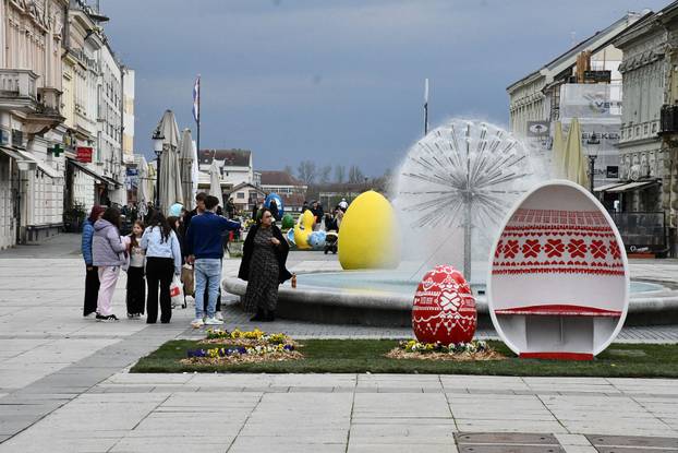 Slavonski Brod: Središnji gradski trg ukrašen velikim pisanicama