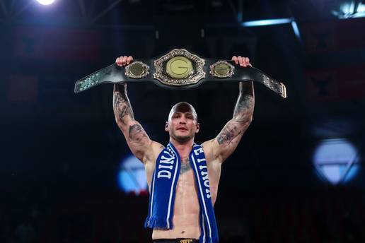 VIDEO Martinjak u prvoj rundi 'uspavao' protivnika i obranio pojas u boksu bez rukavica...