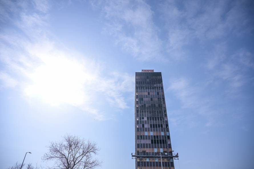 Zagreb: Postavljena dizalica na zgradu Vjesnika na kojoj traju pripreme za rušenje