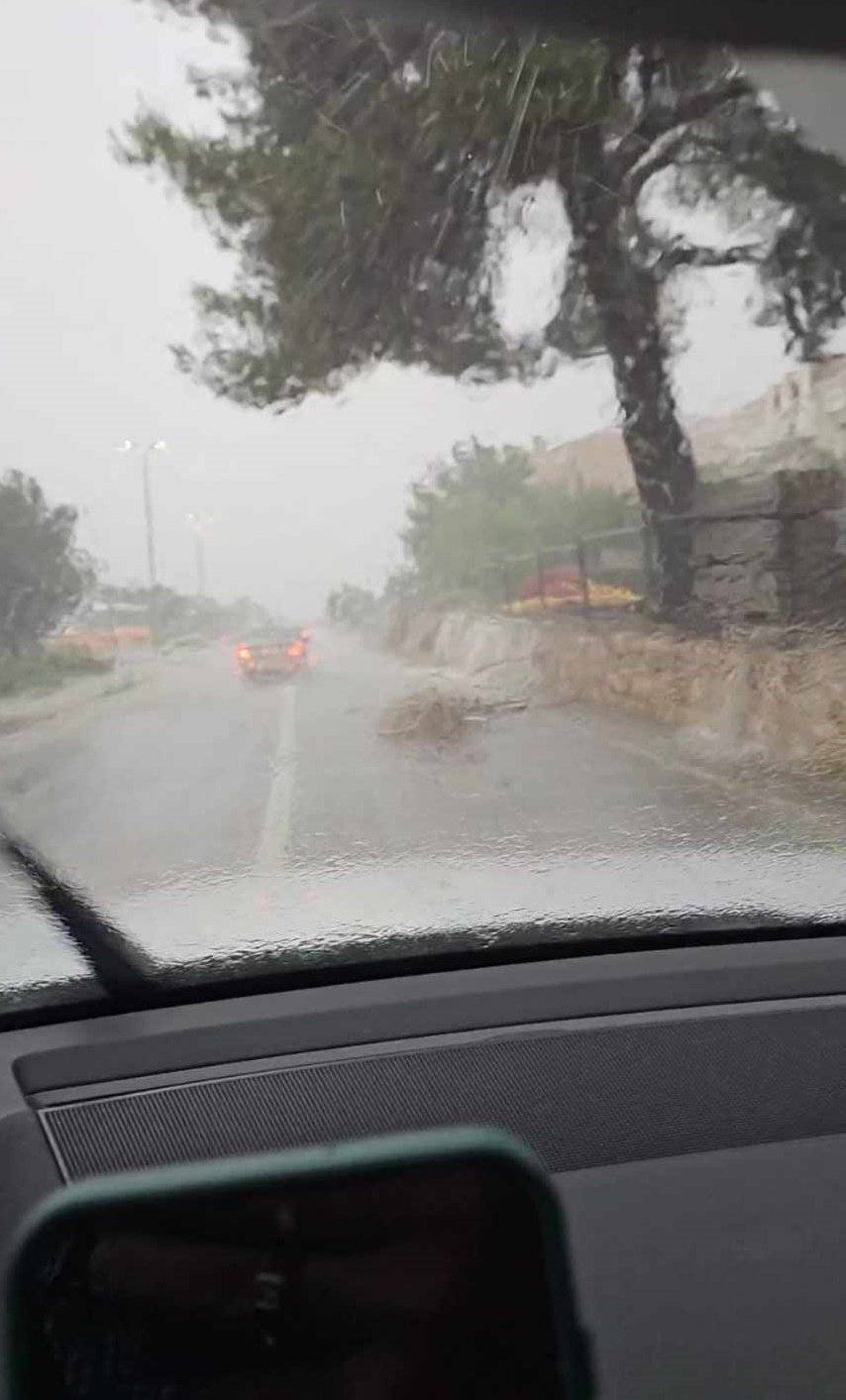 FOTO Nevrijeme u Dubrovniku: Odron kamenja, stabla na cesti