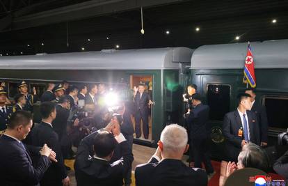 Tvrđava na tračnicama: Kimov vlak napustio Kinu. Pun je strojnica, raketa i mladih cura