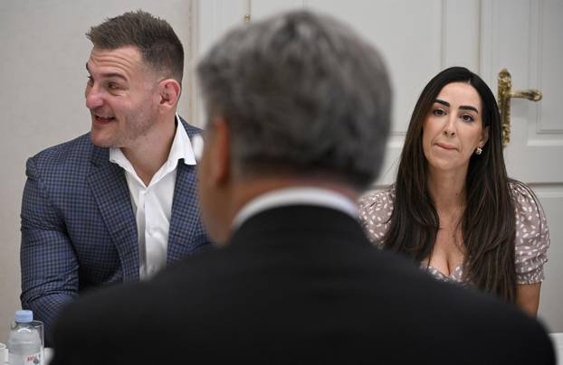 Zagreb: Andrej Plenković uručio Domovnicu Stipi Miočiću i njegovoj obitelji