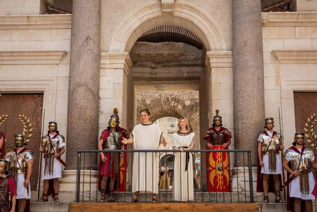 Split: Povijesna smjena straže na Peristilu oduševila brojne turiste