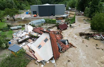 MORH: Hrvatski vojnici pomažu Sloveniji nakon velike poplave i postavljaju most na Dreti