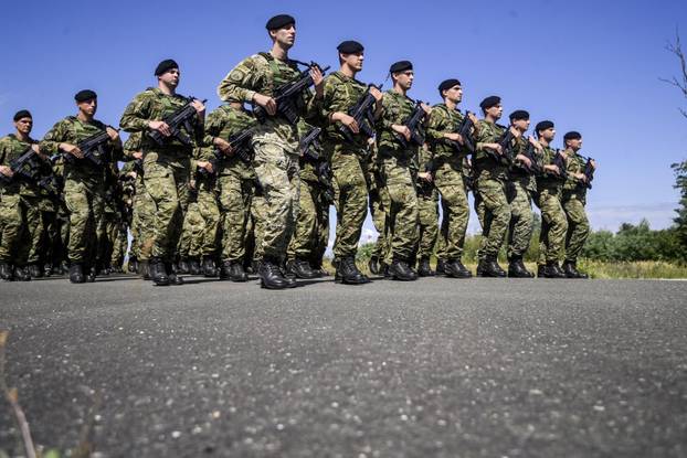 Velika Gorica: Uvježbavanje pješačkih postroja Hrvatske vojske za svečani vojni mimohod