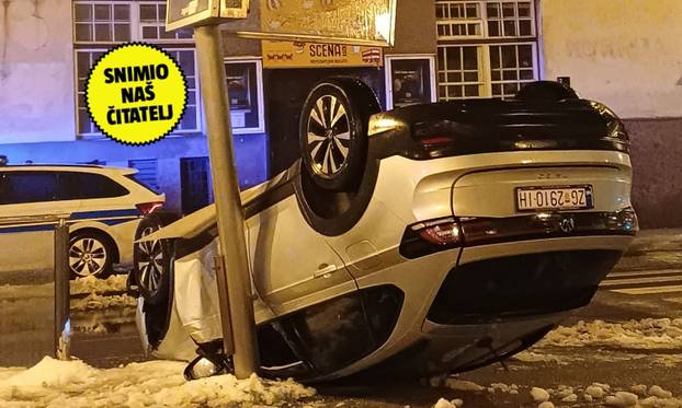 Teška nesreća u Zagrebu: Auto na krovu! Pogledajte fotke