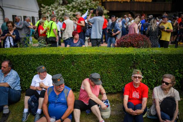 Kumrovec: Ljubitelji Josipa Broza Tita okupili su se ispred njegove rodne kuće kako bi proslavili 130. rođendan