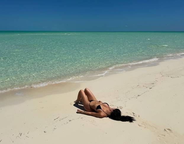 FOTO Njoj nije hladno! Tangice, pijesak i oskudni bikini: Ovako odmara izazovna Kylie Jenner