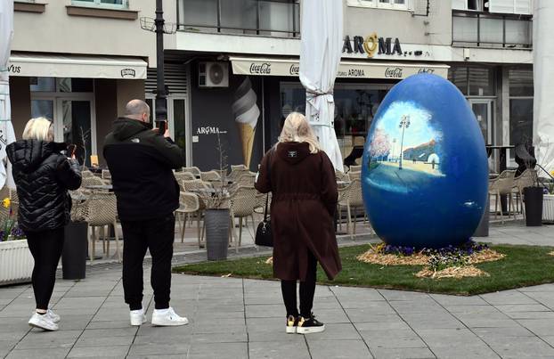 Slavonski Brod: Središnji gradski trg ukrašen velikim pisanicama