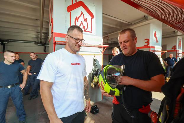 Stipe Miočić prvi se put u životu spustio niz šipku u vatrogasnoj postrojbi Zagreb