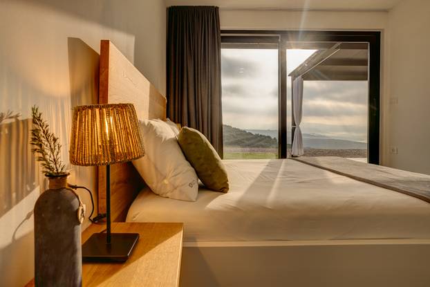 Ova istarska ljepotica među 1000 maslina ima pogled na jezero koji obara s nogu