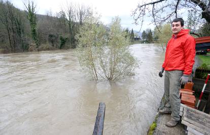 Rastu vodostaji: Rijeka Kupa se izlila iz korita i poplavila ulice