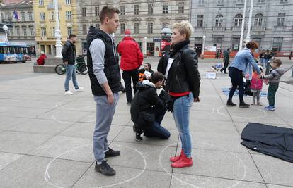 Neobičan eksperiment na Trgu: Potpuni stranci se gledali u oči