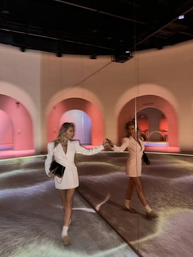 Za njih nema hladnoće i magle! Šime i Maja u badićima pozirali kraj bazena, 'padali' i zagrljaji