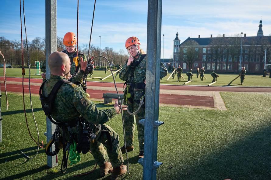 FOTO Kad u vojsku pođem... Niozemska kraljica uzela pušku u ruke  i krenula na vojnu obuku