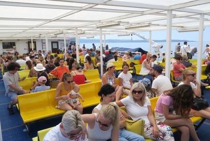 Split: Turisti na trajektu za Supetar