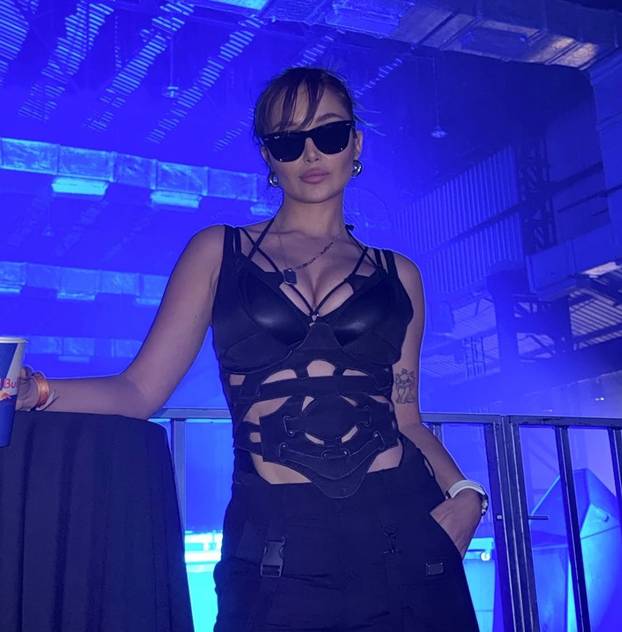 FOTO Prelijepa DJ-ica koja tvrdi da je bila liječnica obožava pokazivati tijelo u badiću