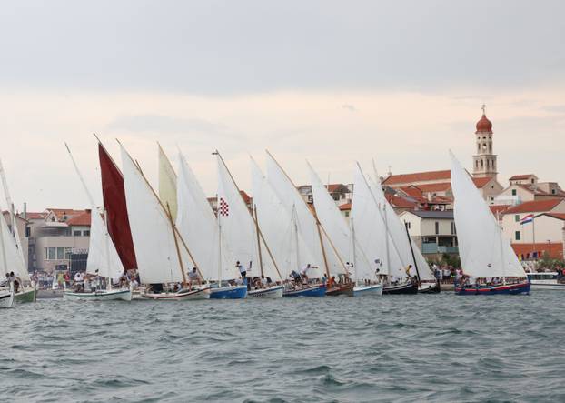 FOTO Čuvari stoljetne tradicije: Drveni brodovi utrkivali se na 'Regati za dušu i tilo' u Betini